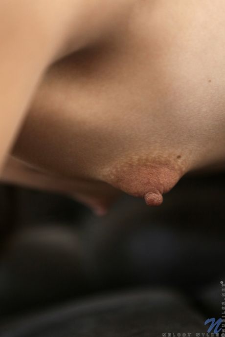 Sexy Asian Teen Melody Wylde muestra su gran botín y se masturba
