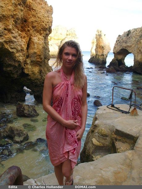 Svelte teen edita viser hendes små bryster og poserer nøgen i en solo
