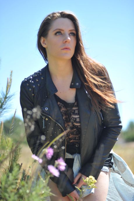 Busty teen Samantha Bentley masturbates while wearing a leather jacket