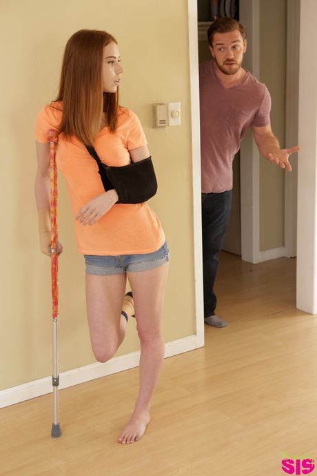 Sweet Redhead Pepper Hart får sin fitta creampied efter POV -sex