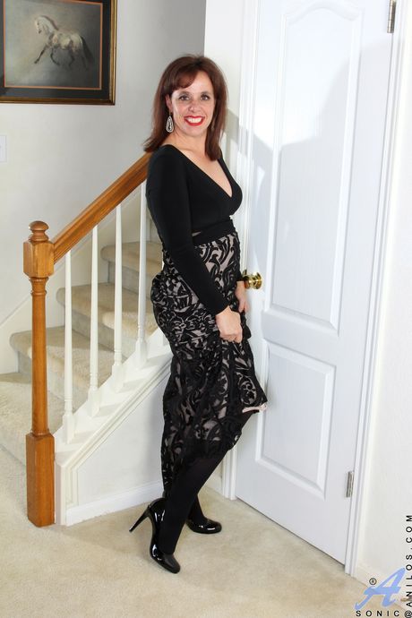 Rudowłosy Milf Sonic pokazuje swoje duże cycki i rozkłada jej cipkę
