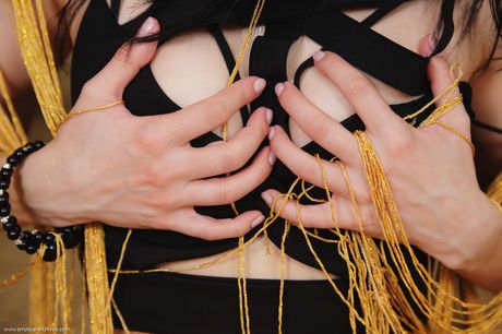 Petite Teen Irida usuwa bieliznę, aby pokazać jej doskonały tyłek i cipkę
