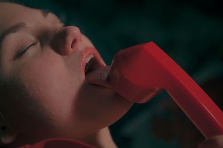 Blonde Teen Mira gegen Finger ihre Muschi, während sie in Strümpfen telefonieren
