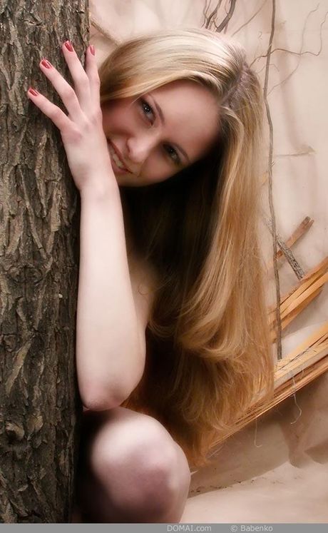 Blond tonåring Tina modeller helt nakna på ett säkert sätt själv
