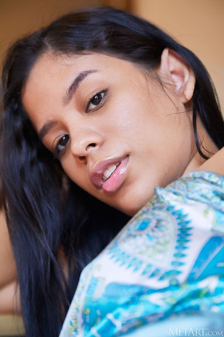 Met Art: Karin Torres elimina un vestido de seda para desnudarse en una cocina