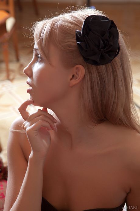 Skinny Bionde Teen Michaela A diventa nudo sensualmente
