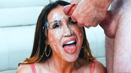 Asiatisk pornostjerne Kianna Dior blir gangbanged av svarte menn i en blowbang
