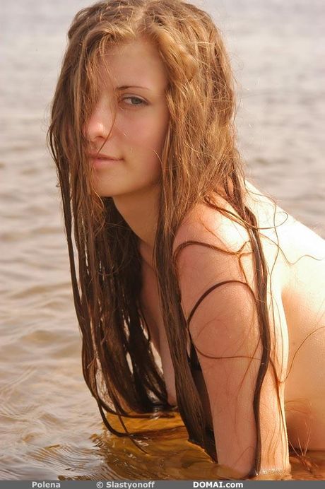 Petite adolescente Polena montre ses petits seins et devient nu dans un solo
