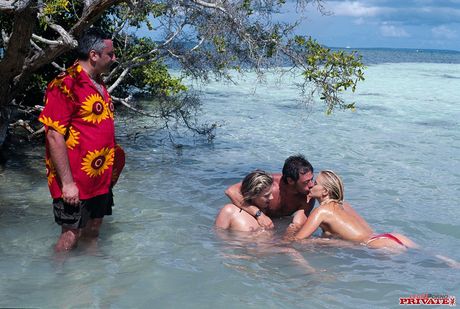 金发大胸妈妈杰西卡-梅和珊迪-斯蒂尔在海滩上共享鸡巴
