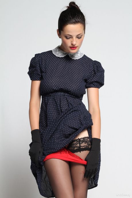 Wunderschöner Teenager Lu Lu entfernt schwarze Handschuhe und Strümpfe, um nackte in Absätzen zu posieren
