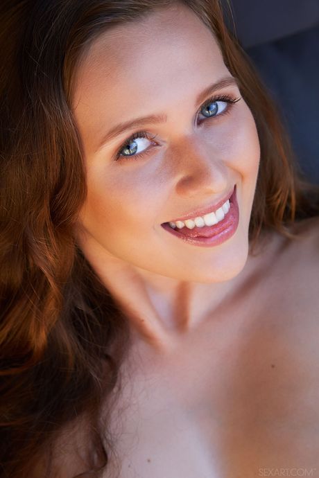 매혹적인 십대 스테이시 크루즈가 드레스를 벗고 하이힐을 신고 누드 포즈를 취합니다.
