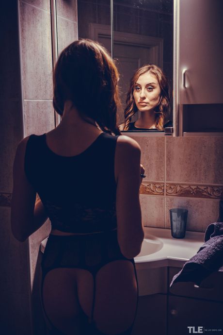 Lina takes off her pantyhose and bra and starts to masturbate her pussy