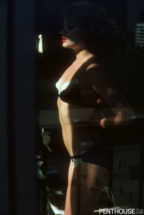 黑发中锋丹妮尔-吉尼布雷展示火辣臀部和天然乳房
