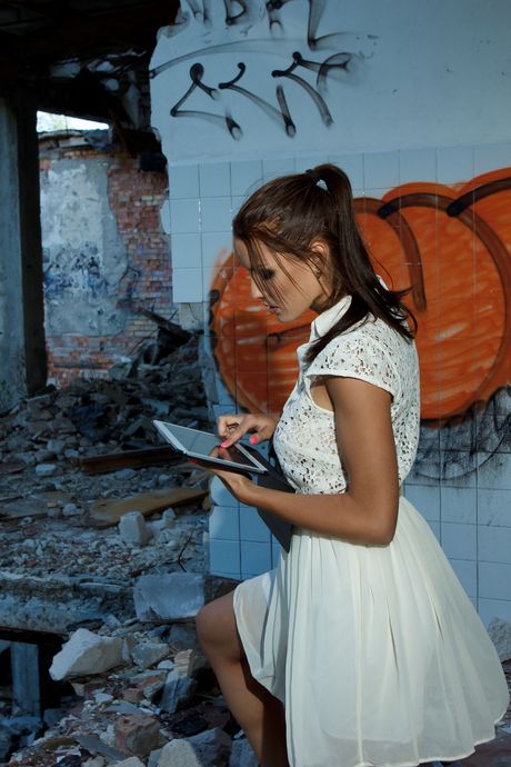 Brunette babe lorette strimler udendørs og onanerer hendes barberede fisse
