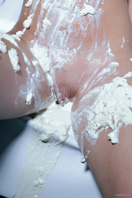 Hermosa adolescente Emilia A muestra su gran culo y tetas mientras posa desnudo
