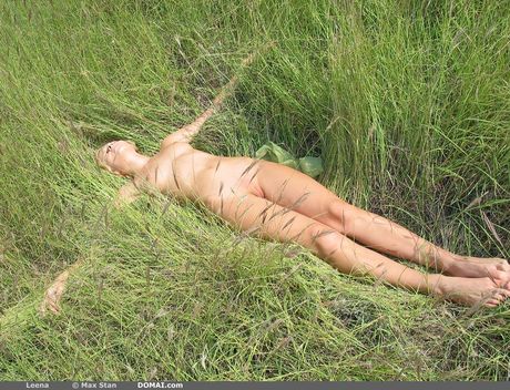 Slank tonåring Leena visar sina små bröst och poserar nakna
