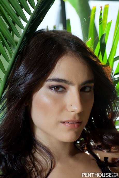 セクシーなラティーナ、ギャッビ・マヨが小さなオッパイを披露し、ブランコでポーズをとる。
