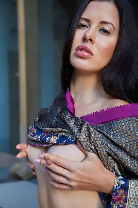 Cassie Fire se burla de su coño con los dedos mientras se pone en las escaleras
