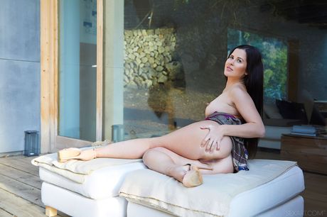 Cassie Fire provoca sua buceta com os dedos enquanto posa na escada
