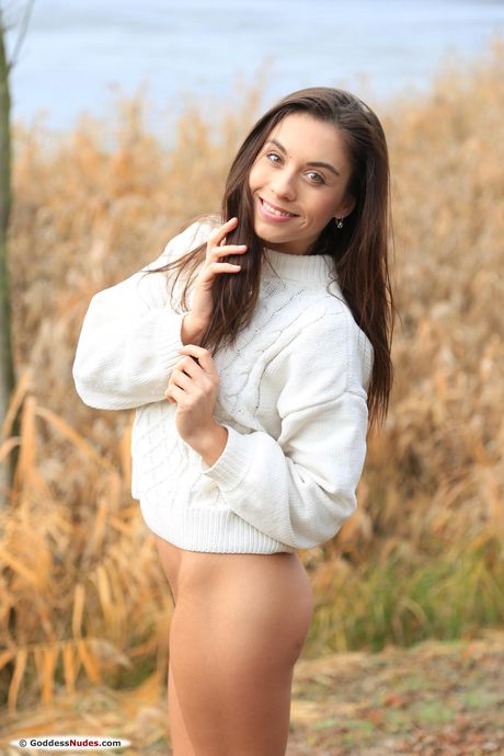 Delicato adolescente sabrisse un grande nudo posa in un campo di fieno
