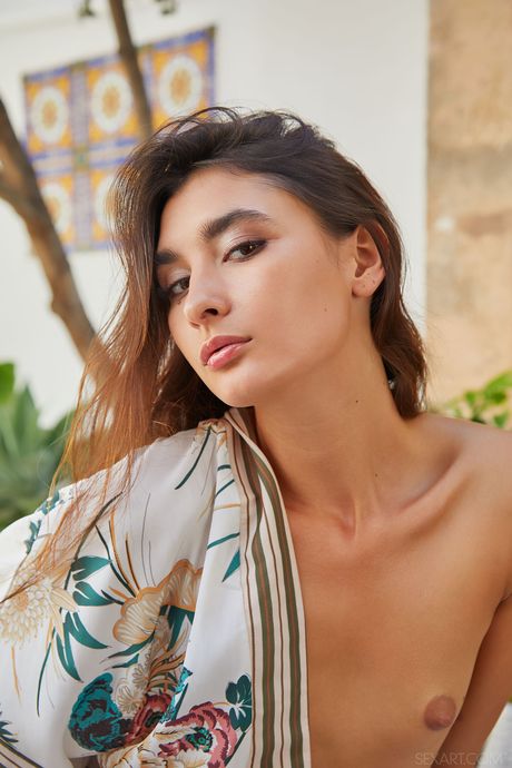 Sex Art: Brunett tonåring bambi joli fingrar hennes fitta efter att ha blivit naken på en säng