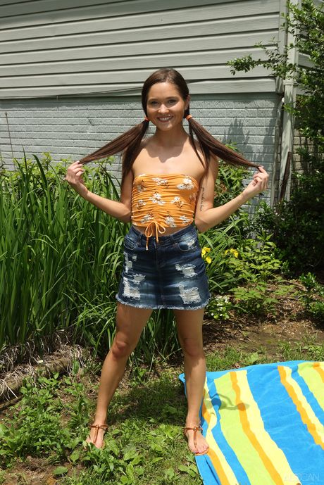 Petite brune adolescente avec des nattes obtient sa chatte à l