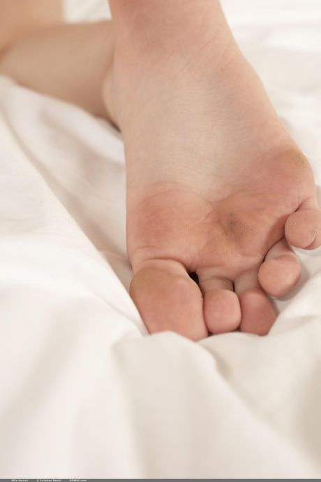 A adolescente glamourosa Mila Amour mostra seus peitos grandes e poses nus
