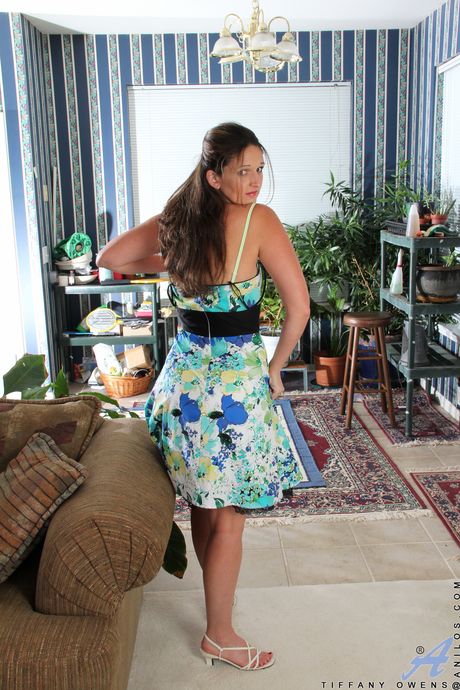 Amateur MILF Tiffany Owens shows her big ass and masturbates on a table