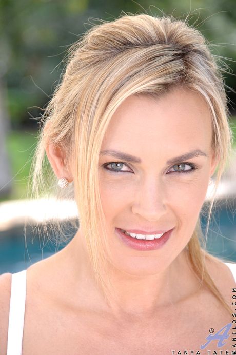 Blonde Milf Tanya Tate si masturba con una palla in bikini
