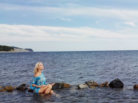 Adolescente blonde Adele b affronte son corps sur une plage rocheuse
