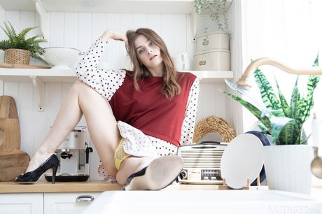 المراهقة الساحرة أوليفيا لوتس تزيل بيكينيها وكعبها العالي للحصول على عارية
