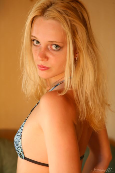 الشقراء في سن المراهقة Petrina T يزيل بيكيني للحصول على عارية في الفناء
