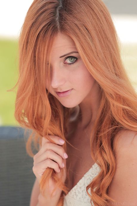 Russian cutie Roberta Berti gets naked temptingly