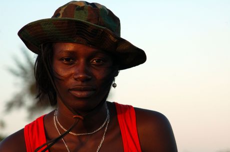 Lean teen Maria L models naked in a wide-brimmed hat in a field