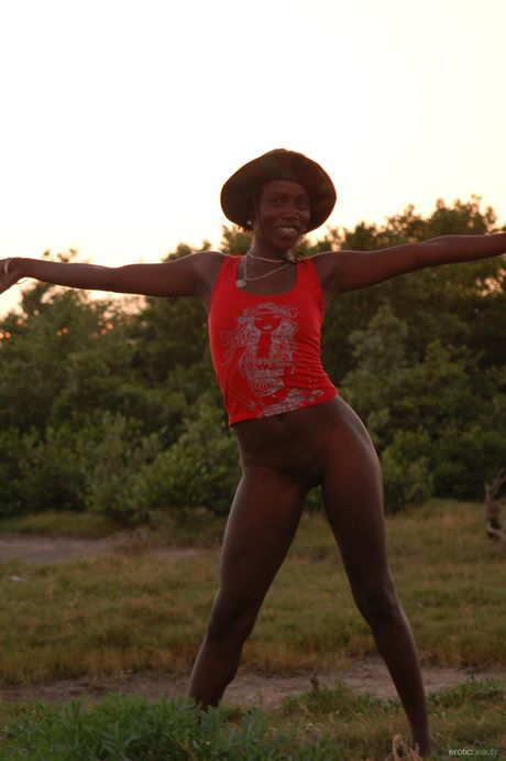 Model di Maria L Maria L magra Nuda in un cappello a tesa larga in un campo
