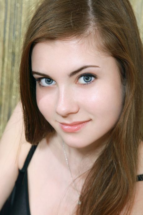 في سن المراهقة الجذابة ، تكشف Marta e عن ثديها الكبير وتطرح عارية
