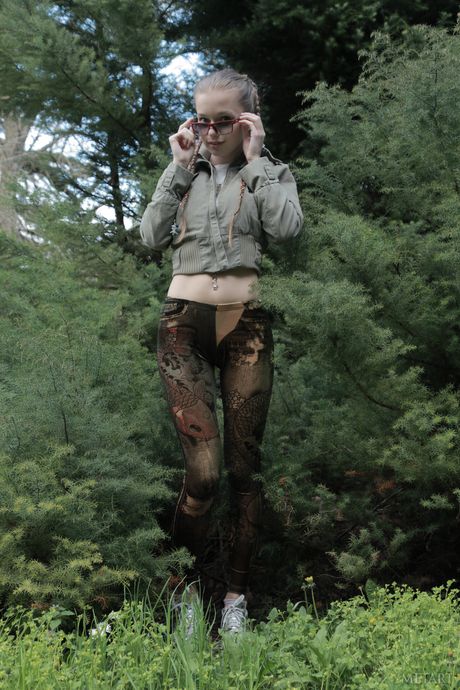 أوكرانية جميلة ميلينا د شرائط إلى جواربها وتطرح عارية
