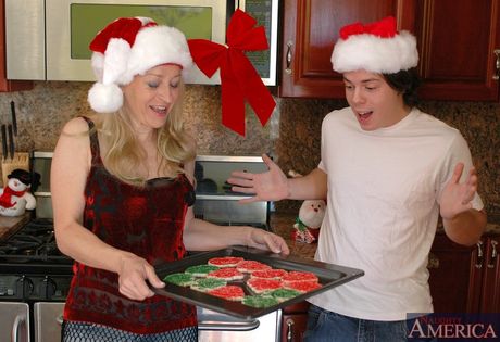 Sexy mom with a big ass Robin Pachino gets banged by her stepson