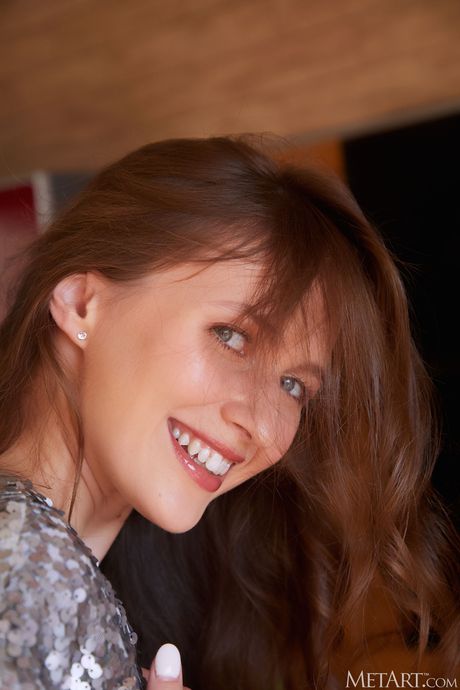 스테이시 크루즈는 날씬한 몸매와 날씬한 몸매를 가진 아름다운 소녀입니다.
