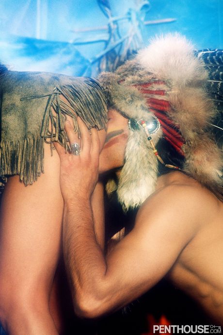 Busty Pornstar Leslie Glass får de store puppene og fitta knullet i en vill tur
