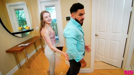 날씬한 십대 제시 로새가 면도 된 보지를 섹스합니다.
