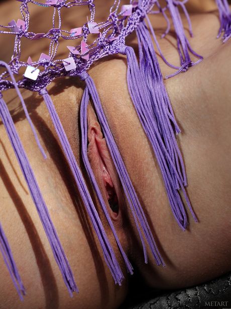 Brunette teen irina j bliver nøgen på en selvsikker måde
