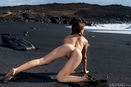 Leni Doll takes off her bikini and starts posing naked on the beach