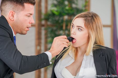 Blond modell Paola Hard blir slått av sjåføren sin etter en dildo faen
