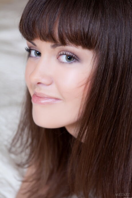 De délicat bonbon teen Rose démontre ses gros seins et pose nue
