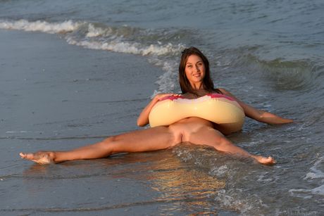 Magnetic teen Shannon demonstrates her big tits & hot ass while posing nude on the beach