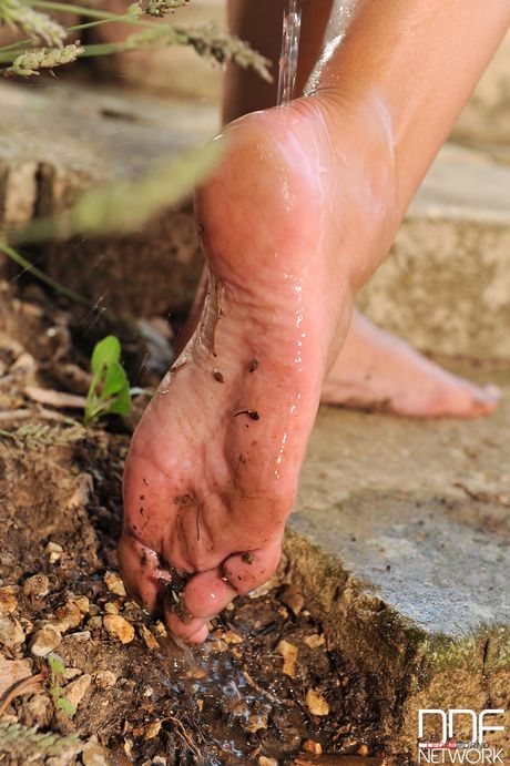 Porn World: セクシーなブルネット、ステイシー・ダ・シルヴァが熱い足を見せ、屋外でヌードポーズをとる