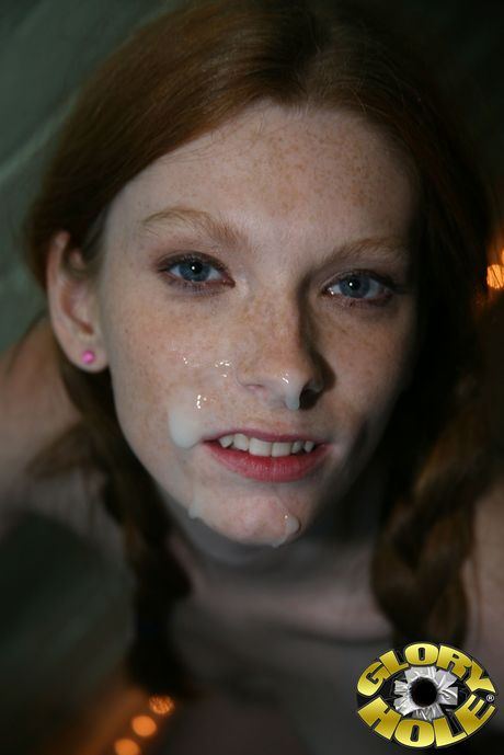 마른 빨간 머리 아멜리아 로즈가 영광의 구멍을 통해 BBC를 빨고 섹스합니다.
