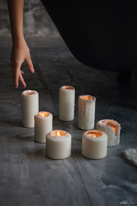 La modelo glamorosa Madeline B ataca grandes posturas desnudas en un baño
