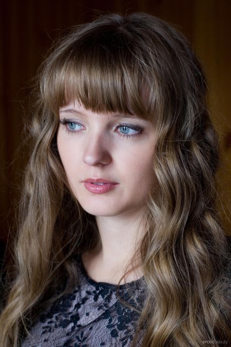 Gata russa sexy Wendy B tiras e espalha sua buceta peluda em um solo
